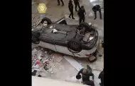 Cae camioneta desde tercer piso de estacionamiento