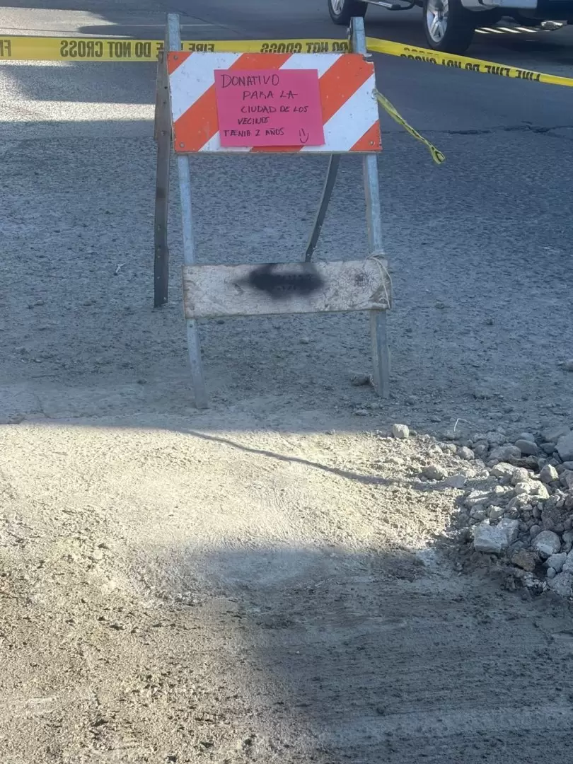 Vecinos de la colonia Terrazas del Rubí tapan mega bache