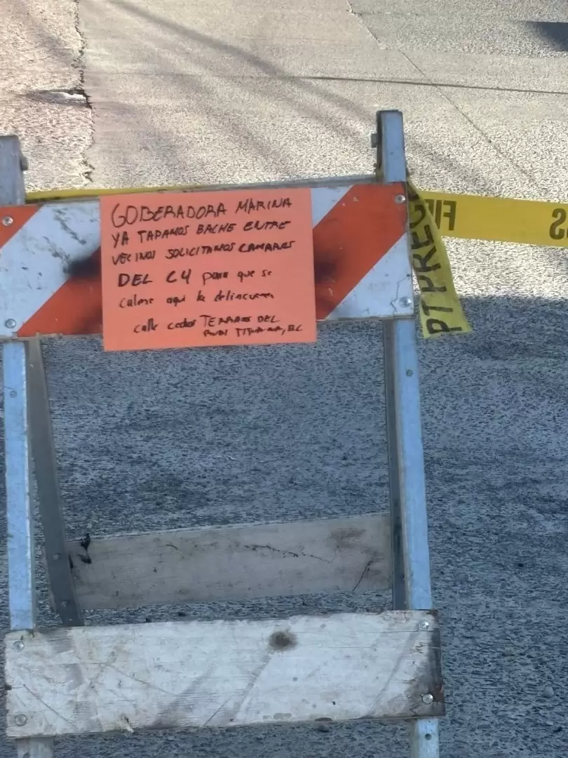 Vecinos de la colonia Terrazas del Rubí tapan mega bache