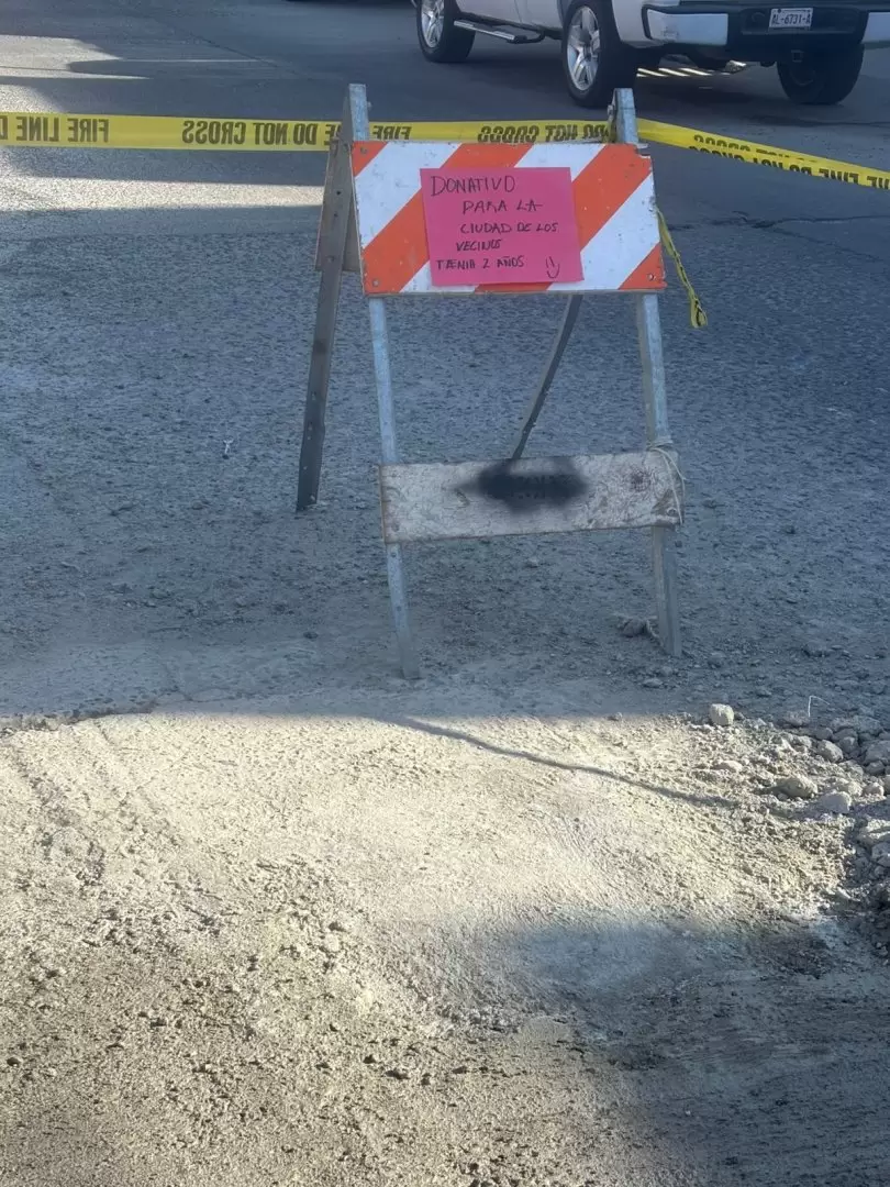 Vecinos de la colonia Terrazas del Rubí tapan mega bache