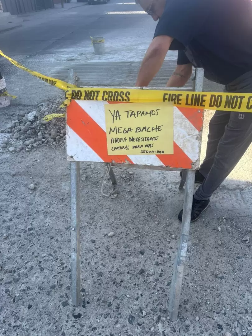 Vecinos de la colonia Terrazas del Rubí tapan mega bache