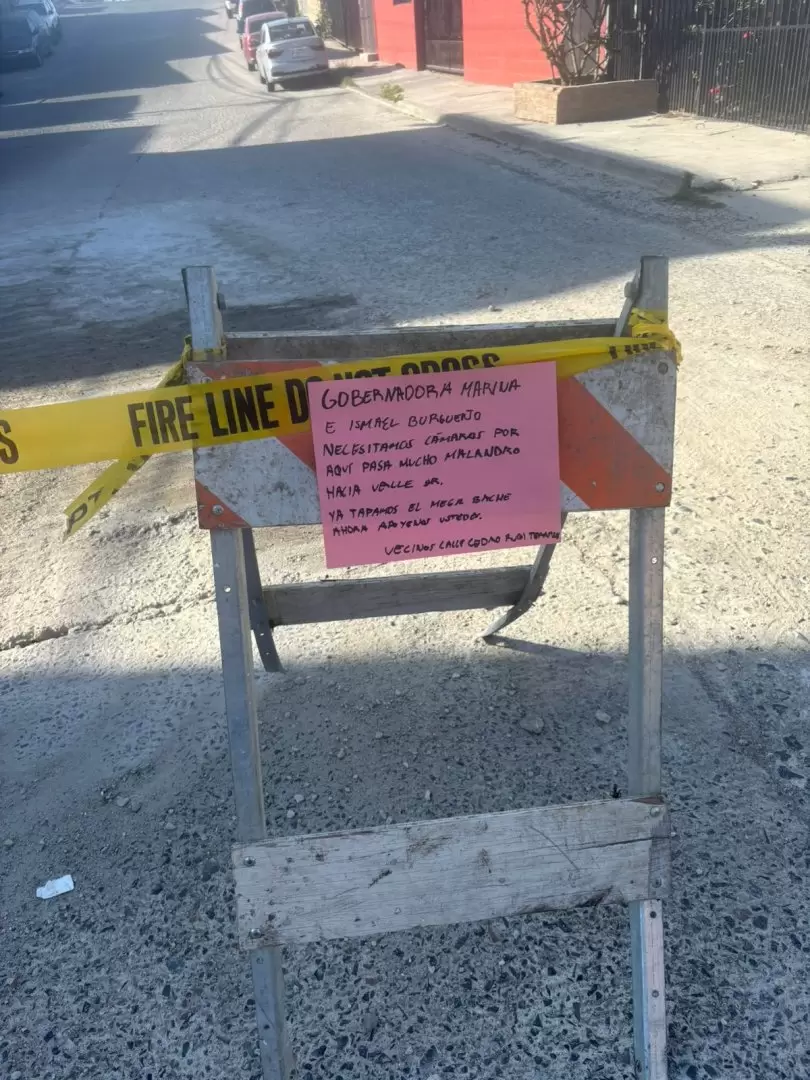 Vecinos de la colonia Terrazas del Rubí tapan mega bache