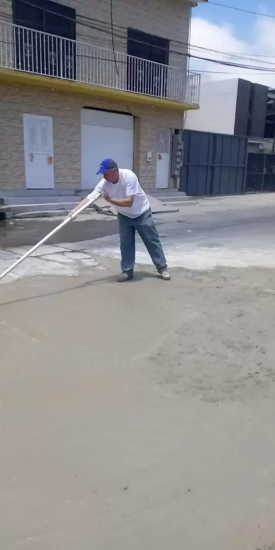 Vecinos de la colonia Terrazas del Rubí tapan mega bache