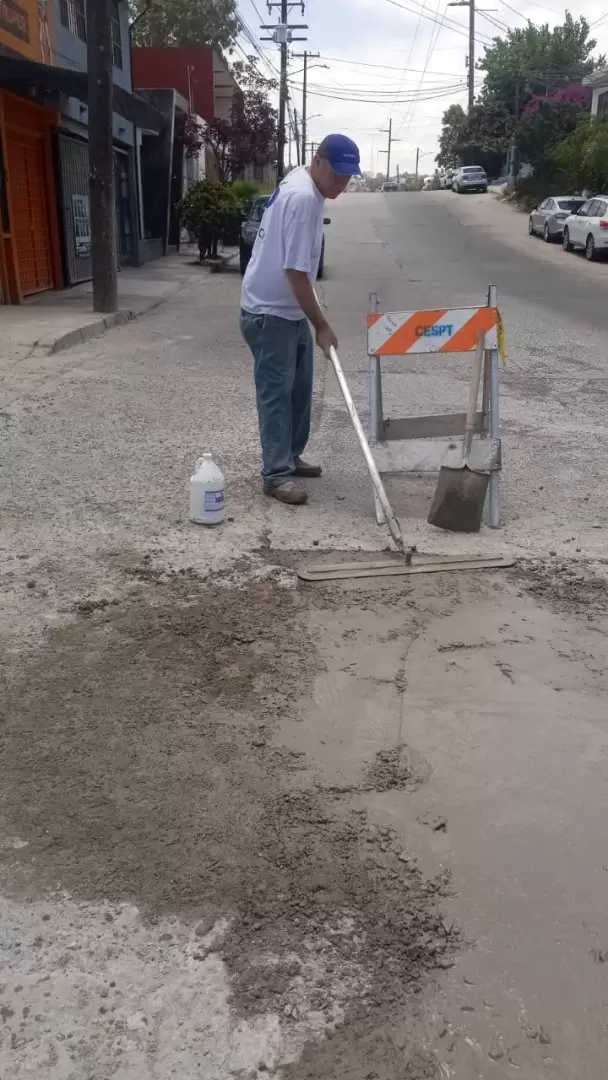 Vecinos de la colonia Terrazas del Rubí tapan mega bache