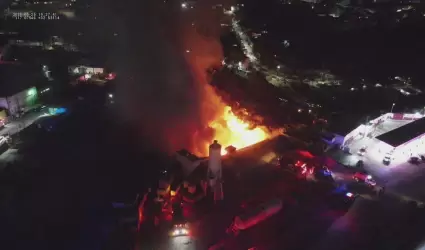 Atienden bomberos incendio de 12 viviendas y accidente mortal en Tijuana