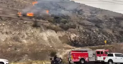 Incendio en ladera provoca trfico lento y moviliza a bomberos en bulevar Lzaro