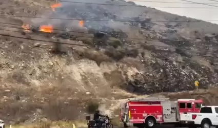 Incendio en ladera provoca trfico lento y moviliza a bomberos en bulevar Lzaro