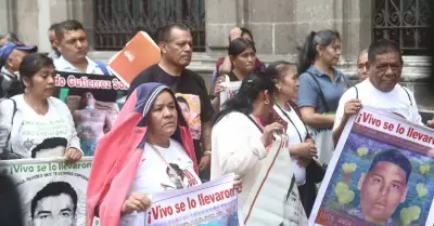Padres de normalistas de Ayotzinapa