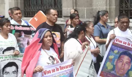 Padres de normalistas de Ayotzinapa