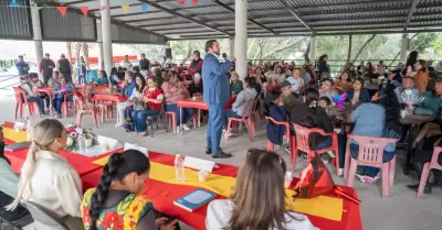 Festeja Ismael Burgueo a madres lideresas de la Zona Este