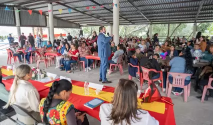 Festeja Ismael Burgueo a madres lideresas de la Zona Este