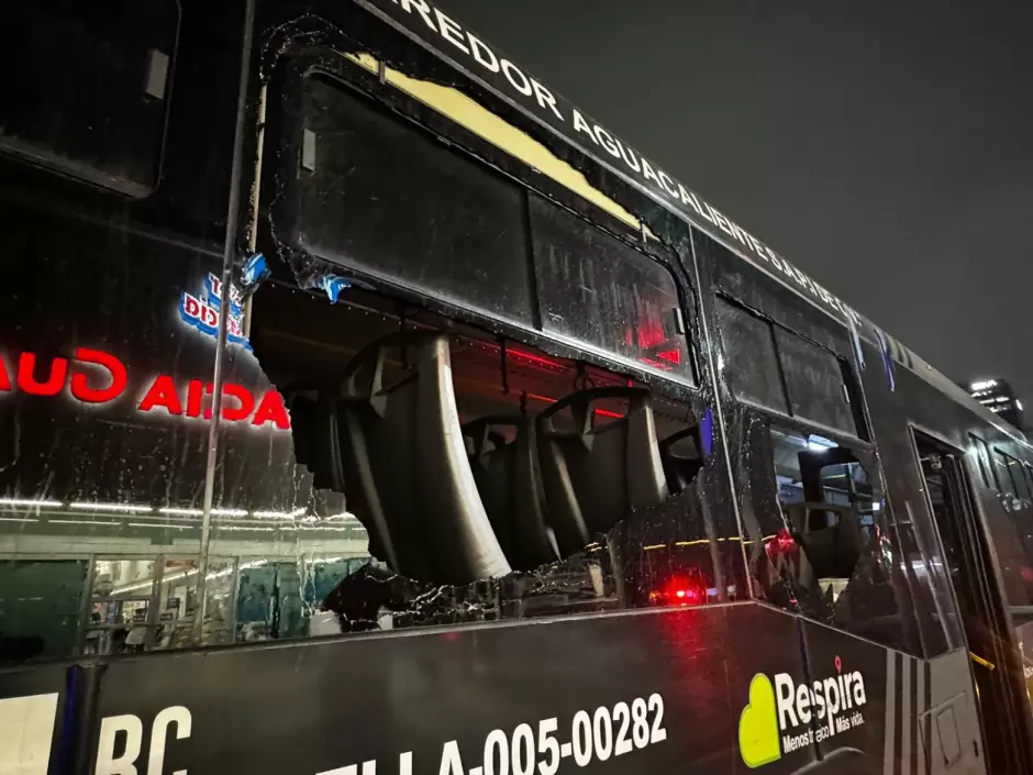 Choque entre camin del transporte pblico y vehculos particulares dej cuatro lesionados en Bulevar Salinas