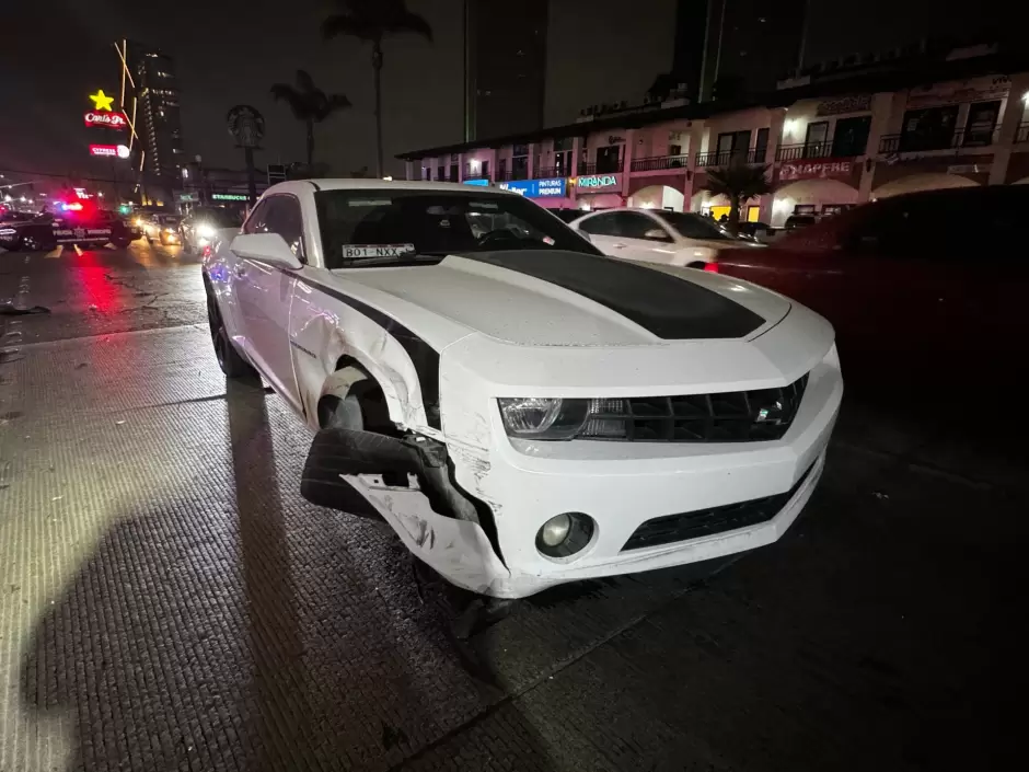 Choque entre camin del transporte pblico y vehculos particulares dej cuatro lesionados en Bulevar Salinas