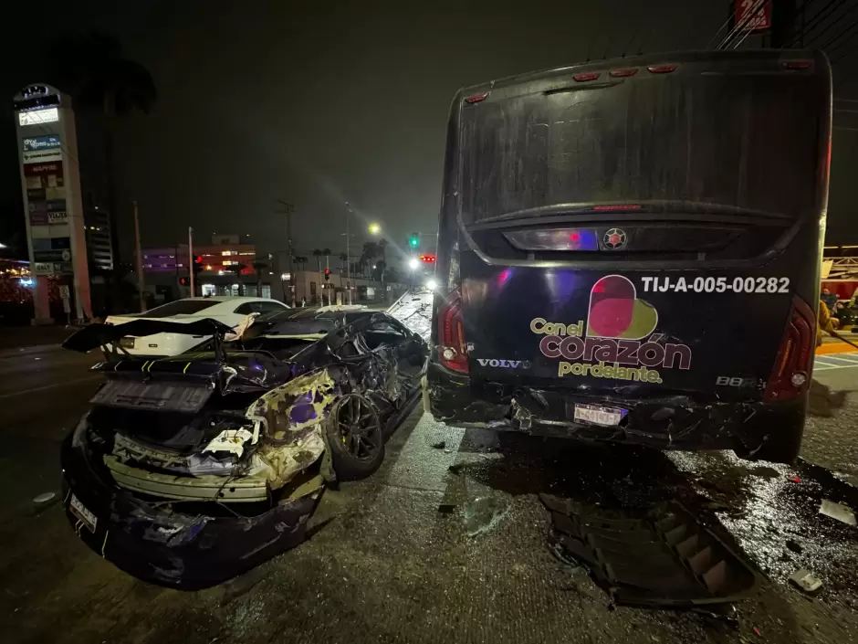 Choque entre camin del transporte pblico y vehculos particulares dej cuatro lesionados en Bulevar Salinas