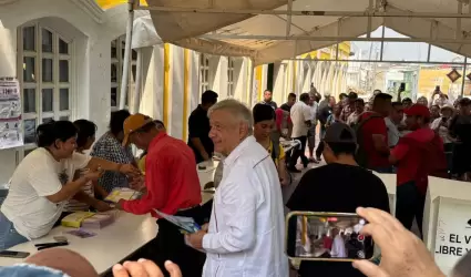 Andrs Manuel Lpez Obrador acude a votar en eleccin judicial