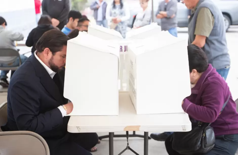 Emite Ismael Burgueo su voto en las elecciones del Poder Judicial
