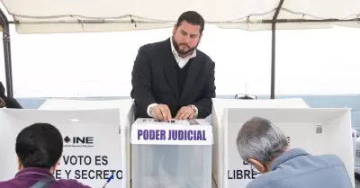 Emite Ismael Burgueño su voto en las elecciones del Poder Judicial