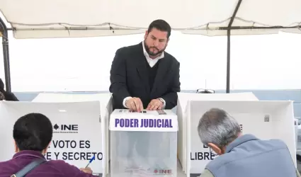 Emite Ismael Burgueo su voto en las elecciones del Poder Judicial