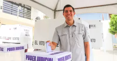 Alcalde Román Cota emite su voto