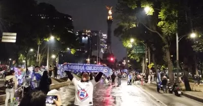 Aficionados del Cruz Azul festejan en la glorieta del Ángel de la Independencia