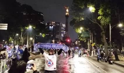 Aficionados del Cruz Azul festejan en la glorieta del ngel de la Independencia