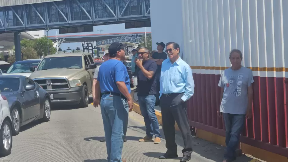 Bloqueos de la CNTE en garita El Chaparral genera enojo y conato de violencia