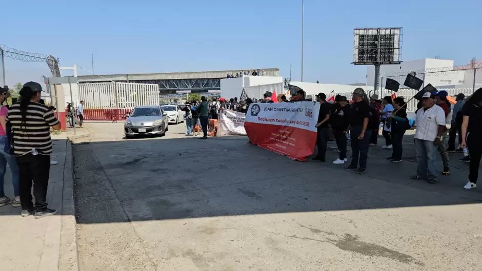 Bloqueos de la CNTE en garita El Chaparral genera enojo y conato de violencia