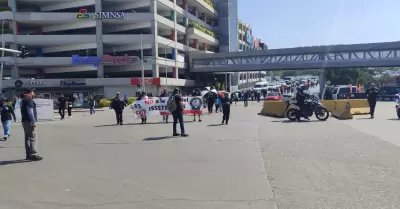 Bloqueos de la CNTE en garita El Chaparral genera enojo y conato de violencia