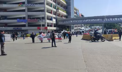 Bloqueos de la CNTE en garita El Chaparral genera enojo y conato de violencia