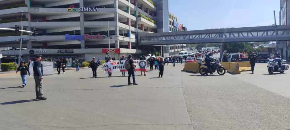 Bloqueos de la CNTE en garita El Chaparral genera enojo y conato de violencia