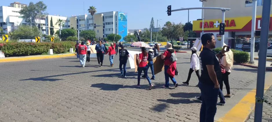 Bloqueos de la CNTE en garita El Chaparral genera enojo y conato de violencia