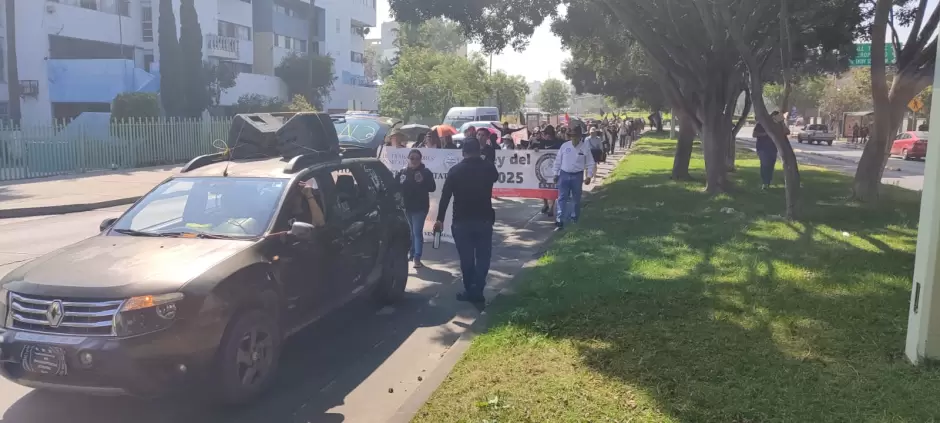Bloqueos de la CNTE en garita El Chaparral genera enojo y conato de violencia