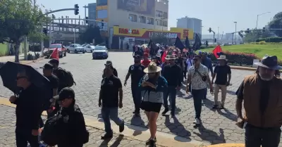 Bloqueos de la CNTE en garita El Chaparral genera enojo y conato de violencia