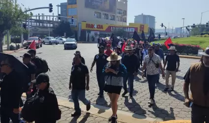 Bloqueos de la CNTE en garita El Chaparral genera enojo y conato de violencia