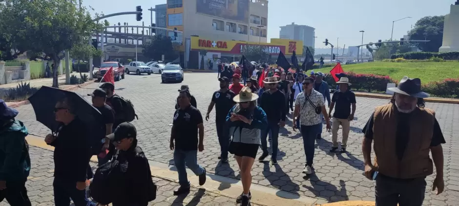 Bloqueos de la CNTE en garita El Chaparral genera enojo y conato de violencia