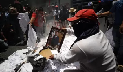 Maestros disidentes saquean instalaciones del SNTE y realizan fogata