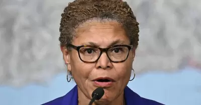 La alcaldesa Karen Bass