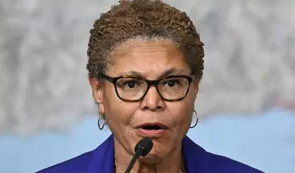 La alcaldesa Karen Bass