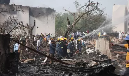 Pasajero sale con vida y caminando tras accidente mortal del avión de Air India