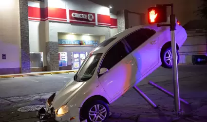 Vehculo queda suspendido tras chocar contra barreras metlicas