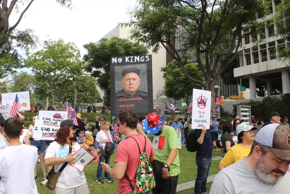 Protesta en Los ngeles contra redadas migratorias y militarizacin de EEUU
