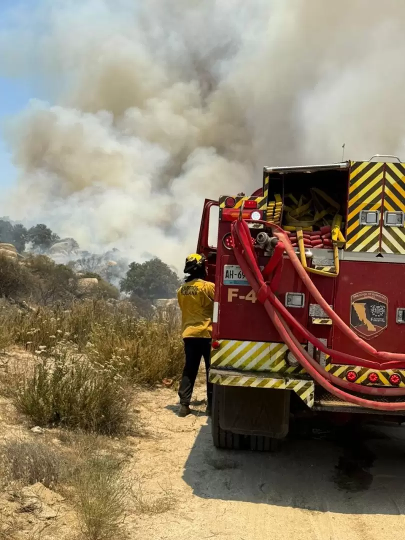 Suman esfuerzos Bomberos de Tijuana en el combate de incendios forestales en Tecate