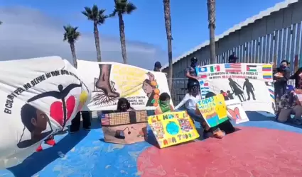 Migrantes exigen en Tijuana que INM reanude emisiones de tarjetas de visitante p
