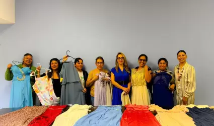 Entregan vestidos y trajes para graduaciones a mujeres, sus hijas e hijos