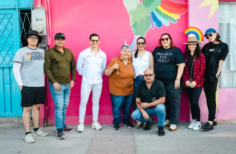 Pintan cruces peatonales con los colores de la bandera LGBTTTIQA+