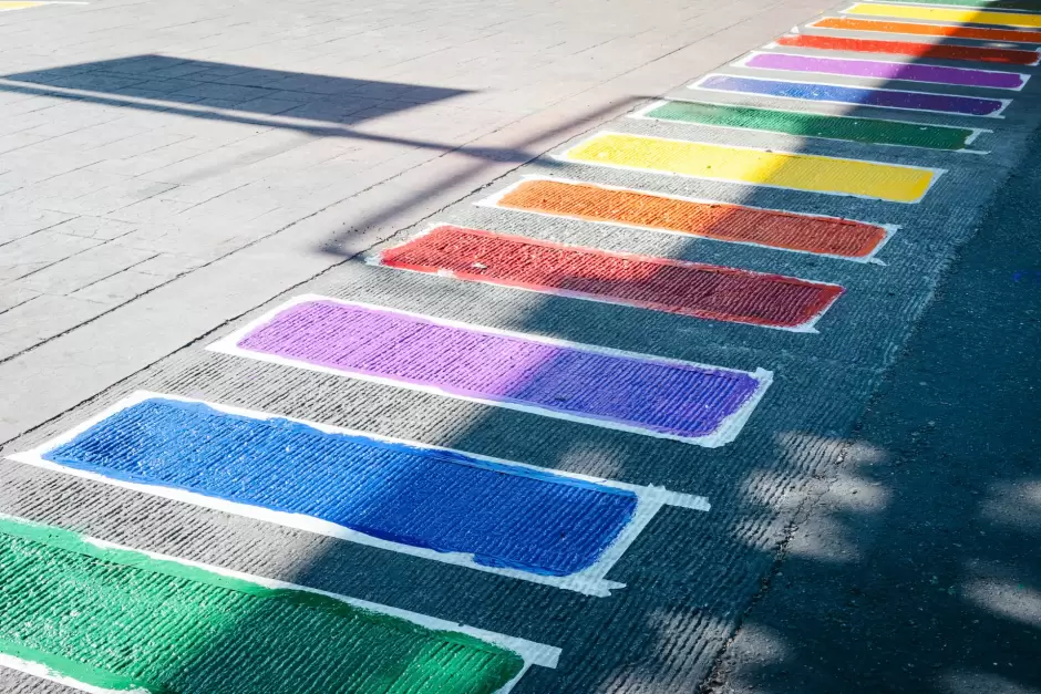 Pintan cruces peatonales con los colores de la bandera LGBTTTIQA+
