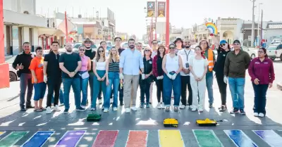 Pintan cruces peatonales con los colores de la bandera LGBTTTIQA+