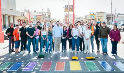 Pintan cruces peatonales con los colores de la bandera LGBTTTIQA+