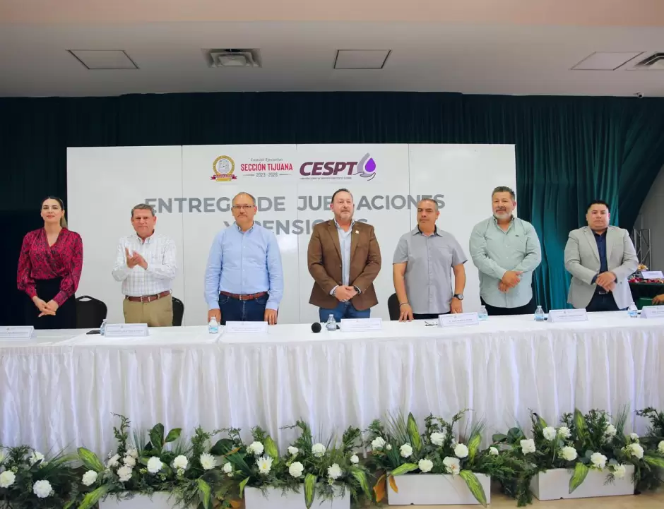 Entregan jubilaciones y pensiones a personal de la paraestatal