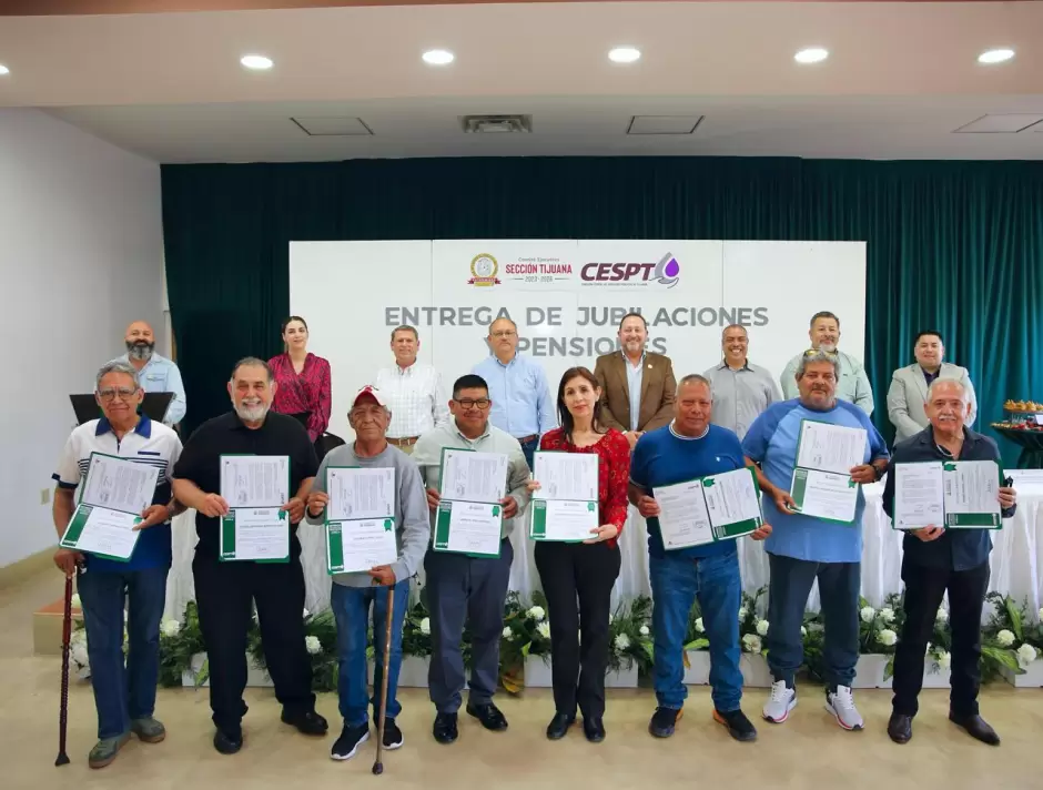 Entregan jubilaciones y pensiones a personal de la paraestatal